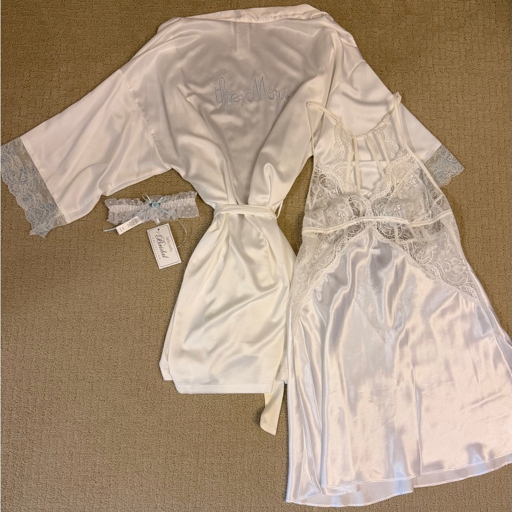 Bride Bridal Gift In Bloom Mrs robe White Ivory Satin Chemise Hanky Panky Garter